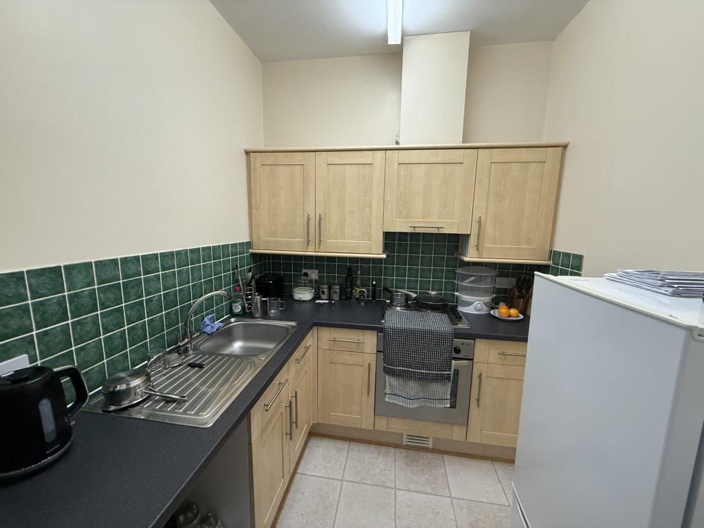 Lot: 47 - MIXED RESIDENTIAL AND COMMERCIAL TOWN CENTRE INVESTMENT - Flat 1 Kitchen area